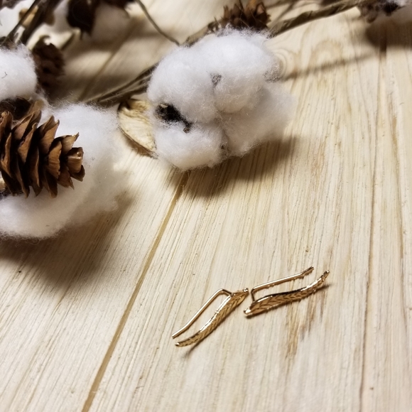 So cute GOLD leaf ear climber earrings - Picture 5 of 6